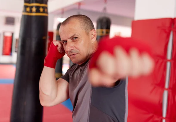 Muay Thai Boxer Zahalenou Náručí Stojící Tělocvičně — Stock fotografie