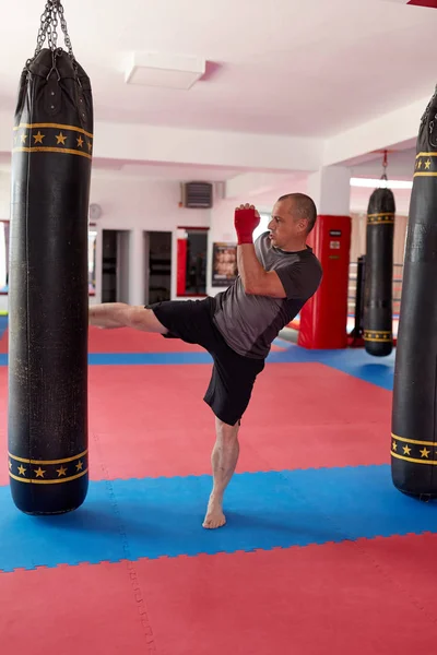 Muay Thai Kämpfer Tritt Gegen Die Schwere Tasche — Stockfoto