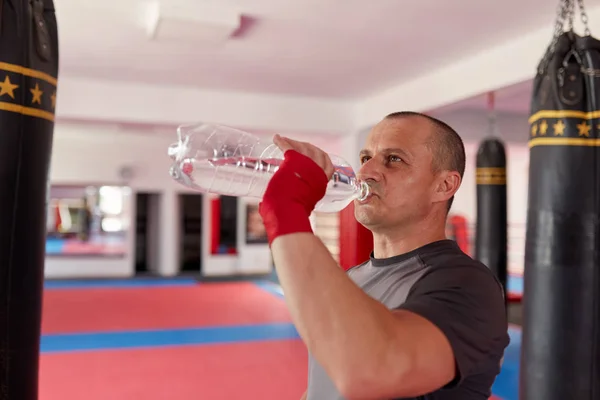 Boxeador Con Las Manos Envueltas Agua Potable Después Del Entrenamiento —  Fotos de Stock