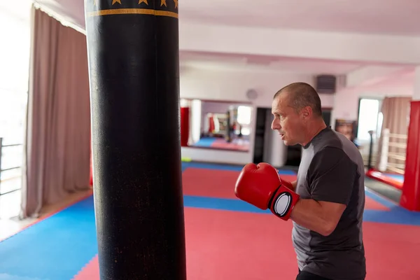 Entraînement Boxe Avec Sac Lourd Dans Salle Gym — Photo