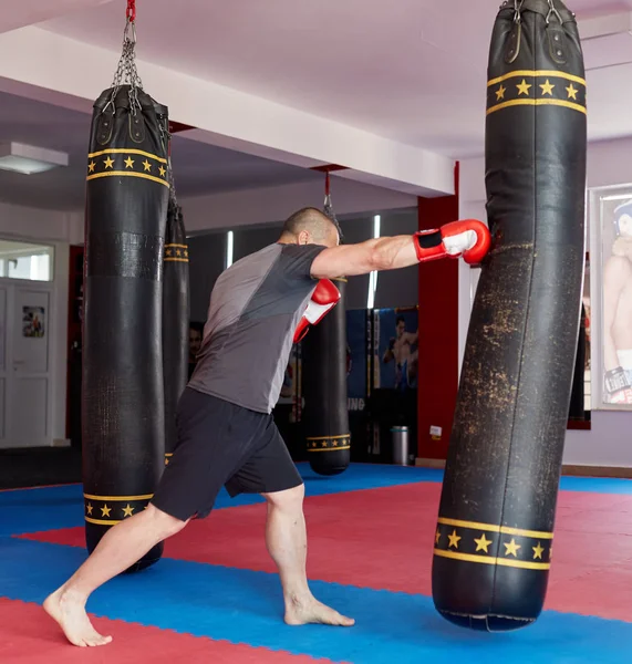 Boxerské Cvičení Těžkým Pytlem Tělocvičně — Stock fotografie