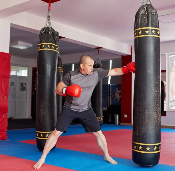 Boxerské Cvičení Těžkým Pytlem Tělocvičně — Stock fotografie