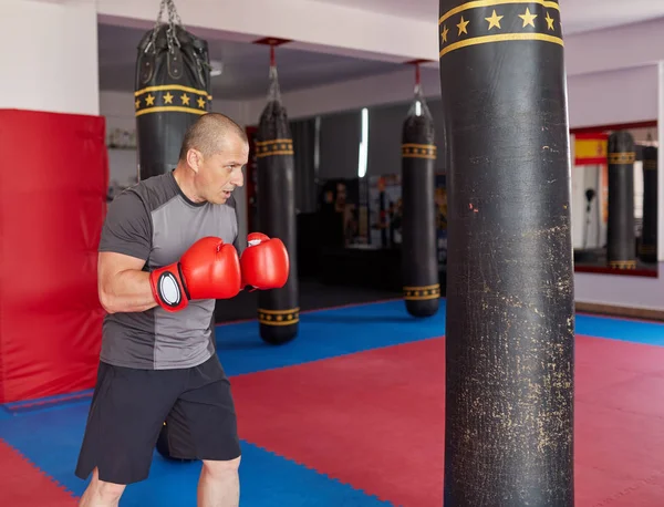 Boxer Formação Com Saco Pesado Ginásio — Fotografia de Stock