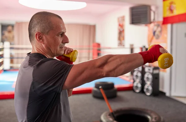 Boxer Met Verpakte Handen Training Met Gewichten Sportschool — Stockfoto