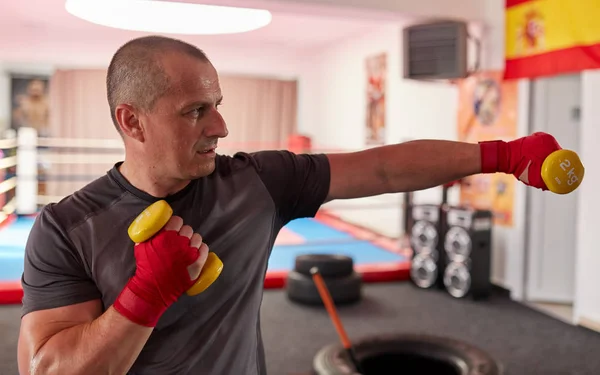 Боксер Завернутыми Руками Тренируется Гирями Тренажерном Зале — стоковое фото
