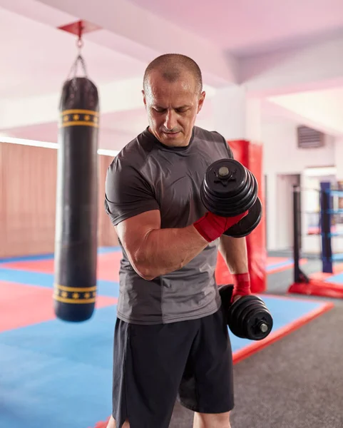 Boxer Mit Eingewickelten Händen Beim Training Mit Gewichten Fitnessstudio — Stockfoto