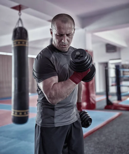 Boxeador Con Manos Envueltas Entrenando Con Pesas Gimnasio — Foto de Stock