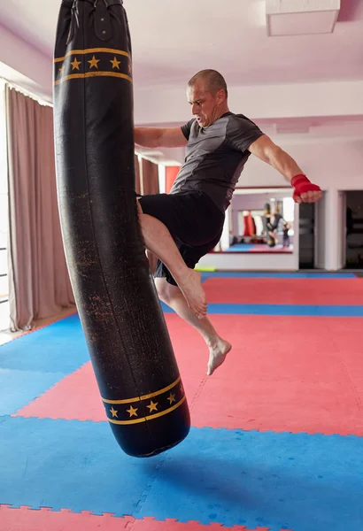 Muay Thai Fighter Kicking Heavy Bag — Stock Photo, Image