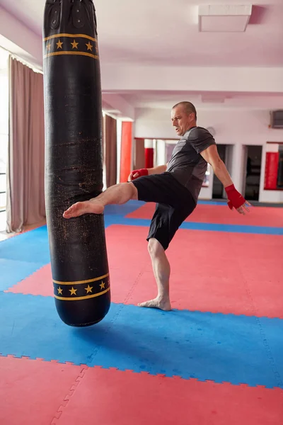 Muay Thai Kämpfer Tritt Gegen Die Schwere Tasche — Stockfoto