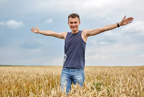 Retrato Jovem Agricultor Num Campo Trigo — Fotografia de Stock