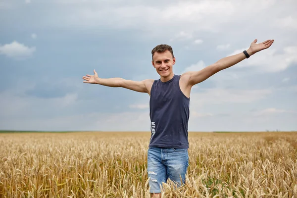 小麦畑の若い農家の肖像 — ストック写真