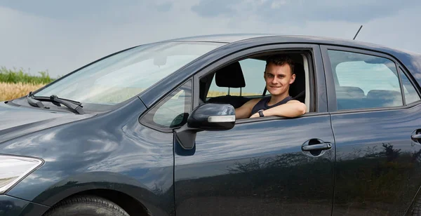 Jovem Caucasiano Feliz Volante Seu Carro Novo — Fotografia de Stock