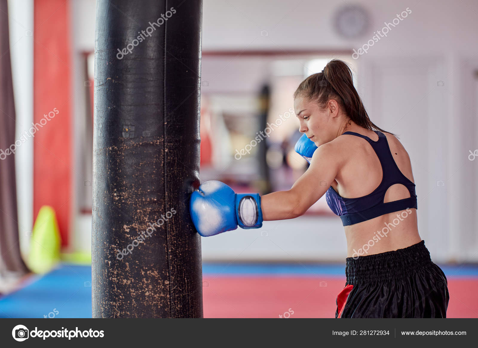 Joven Luchadora Trabajando Saco Boxeo Pesado — Foto de stock © Xalanx