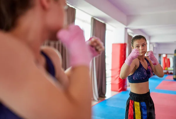 Aynada Boxer Kız Gölge Boks Isınma — Stok fotoğraf