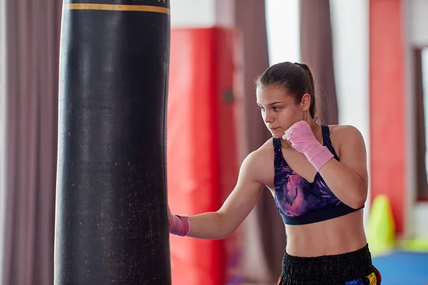 Kick Boxer Treinamento Feminino Saco Pesado Com Mãos Embrulhadas — Fotografia de Stock