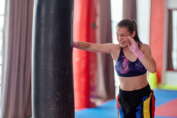 Kick Boxer Entraînement Féminin Sac Lourd Avec Ses Mains Enveloppées — Photo