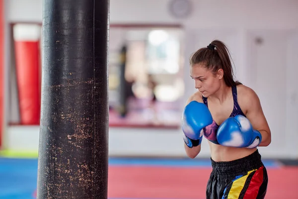 Joven Luchadora Trabajando Saco Boxeo Pesado —  Fotos de Stock