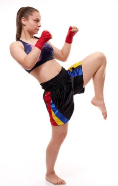 Genç kız kickboks eğitimi almış, beyaz arka planda izole edilmiş.