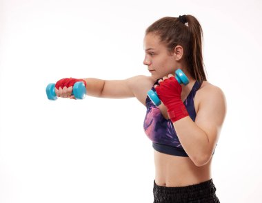 Genç kız kickboks eğitimi almış, beyaz arka planda izole edilmiş.