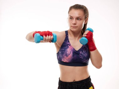 Genç kız kickboks eğitimi almış, beyaz arka planda izole edilmiş.