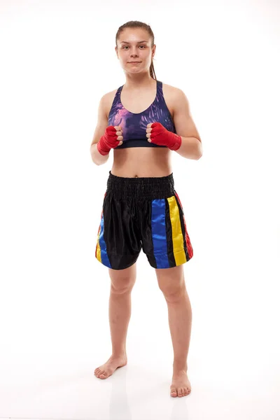 Giovane Ragazza Kickboxing Formazione Combattente Isolato Sfondo Bianco — Foto Stock