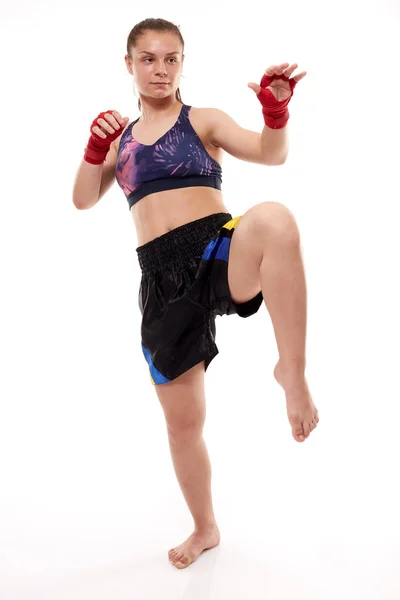 Νεαρή Κοπέλα Kickboxing Μαχητής Κατάρτισης Απομονώνονται Λευκό Φόντο — Φωτογραφία Αρχείου