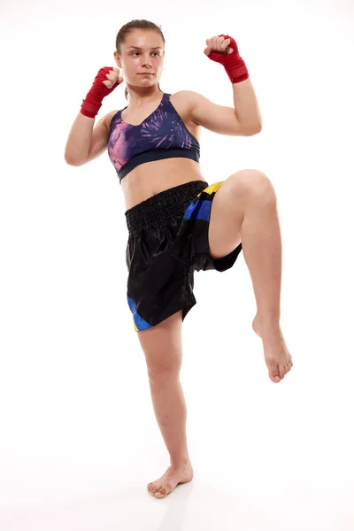 Chica Joven Kickboxing Entrenamiento Combate Aislado Sobre Fondo Blanco — Foto de Stock