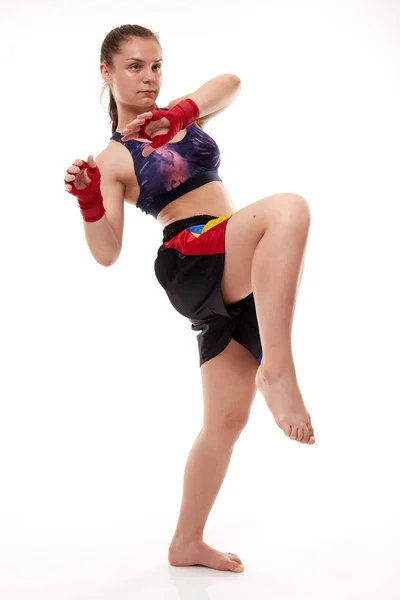 Chica Joven Kickboxing Entrenamiento Combate Aislado Sobre Fondo Blanco — Foto de Stock