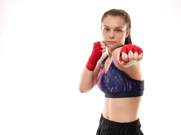 Genç Kız Kickboks Eğitimi Almış Beyaz Arka Planda Izole Edilmiş — Stok fotoğraf
