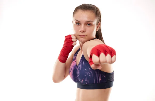 Chica Joven Kickboxing Entrenamiento Combate Aislado Sobre Fondo Blanco —  Fotos de Stock