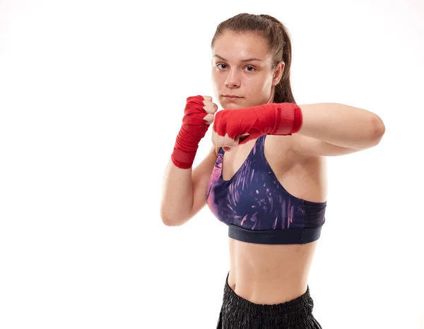 Chica Joven Kickboxing Entrenamiento Combate Aislado Sobre Fondo Blanco —  Fotos de Stock