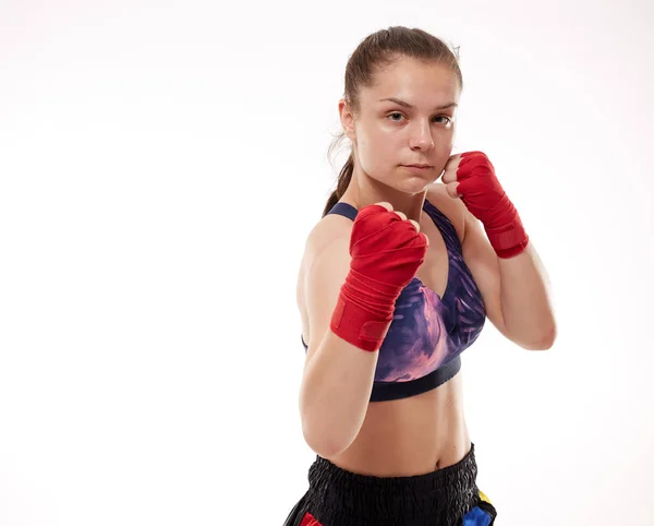 Chica Joven Kickboxing Entrenamiento Combate Aislado Sobre Fondo Blanco —  Fotos de Stock