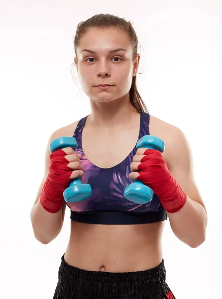 白い背景に隔離された若い女の子キックボクシング戦闘機の訓練 — ストック写真