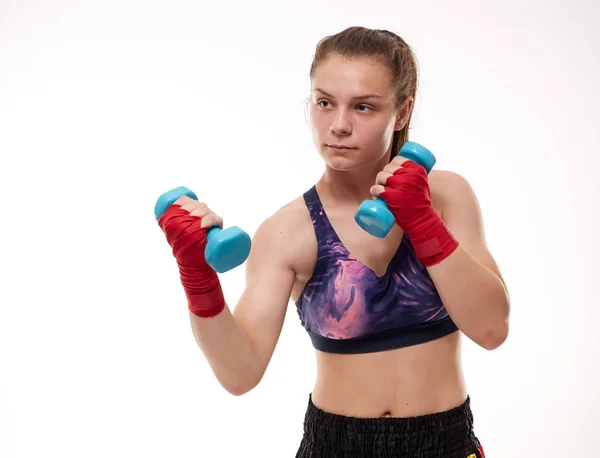 年轻女子跆拳道拳击手训练 与白人背景隔离 — 图库照片