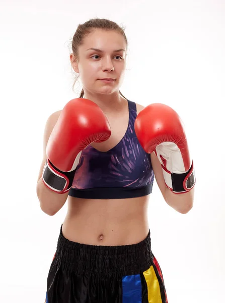 白い背景に隔離された若い女の子キックボクシング戦闘機の訓練 — ストック写真