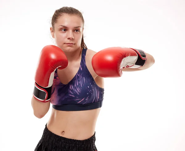 Chica Joven Kickboxing Entrenamiento Combate Aislado Sobre Fondo Blanco —  Fotos de Stock