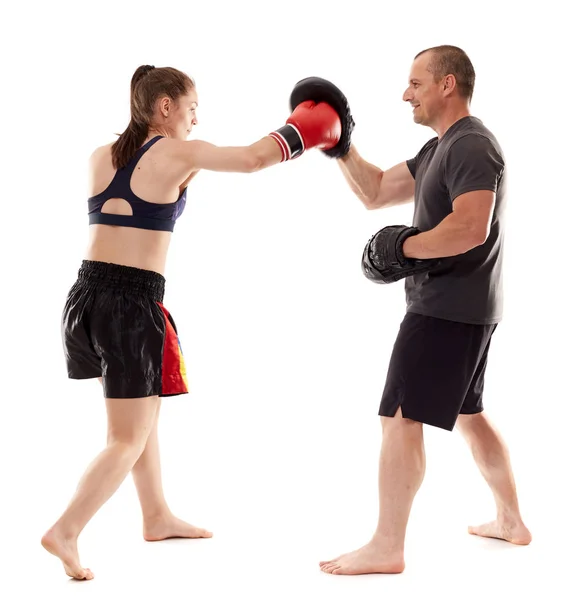 Dziewczyna Kickboxing Fighter Uderzając Rękawice Trenerem Izolowany Białym Tle — Zdjęcie stockowe