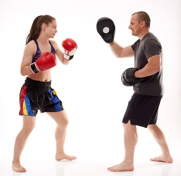 Menina Lutador Kickboxing Bater Luvas Com Seu Treinador Isolado Fundo — Fotografia de Stock