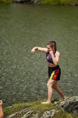 Gündüz dağlarda göl de Kickboxer kız eğitim