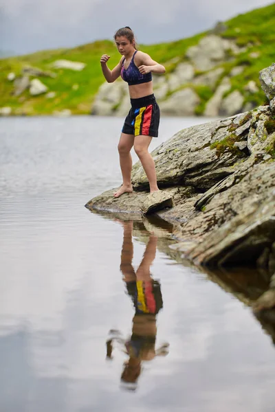 Kickboxer Menina Formação Por Lago Montanhas Durante Dia — Fotografia de Stock