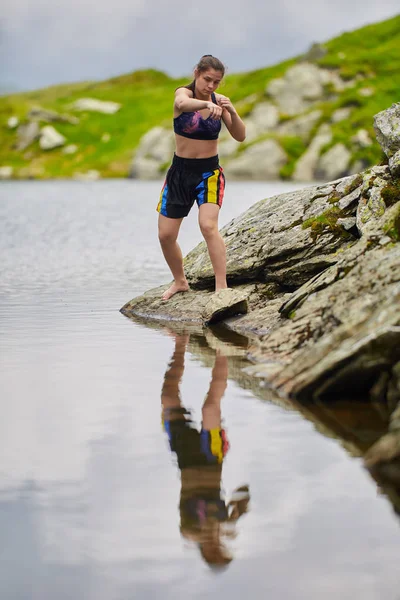 Kickboxer Chica Entrenamiento Por Lago Las Montañas Día — Foto de Stock