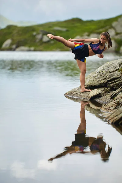 Kickboxer Menina Formação Por Lago Montanhas Durante Dia — Fotografia de Stock