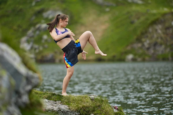 Kickboxer Menina Formação Por Lago Montanhas Durante Dia — Fotografia de Stock