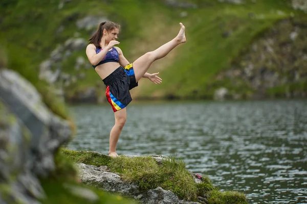 Kickboxer Menina Formação Por Lago Montanhas Durante Dia — Fotografia de Stock