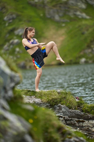 Kickboxerské Cvičení Jezera Horách Dne — Stock fotografie