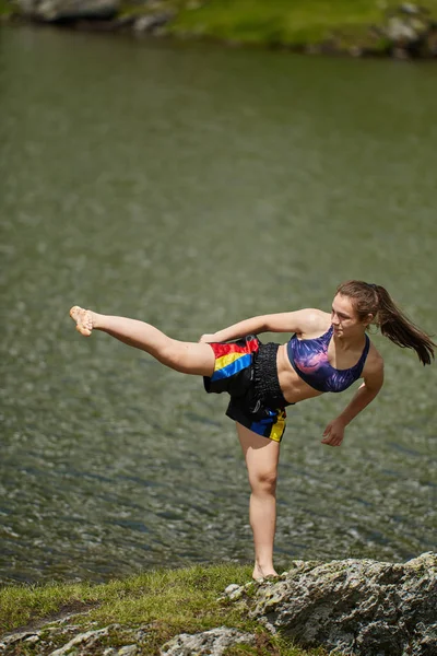 Kickboxer Menina Formação Por Lago Montanhas Durante Dia — Fotografia de Stock