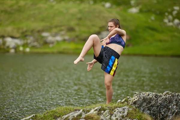 Kickboxer Menina Formação Por Lago Montanhas Durante Dia — Fotografia de Stock