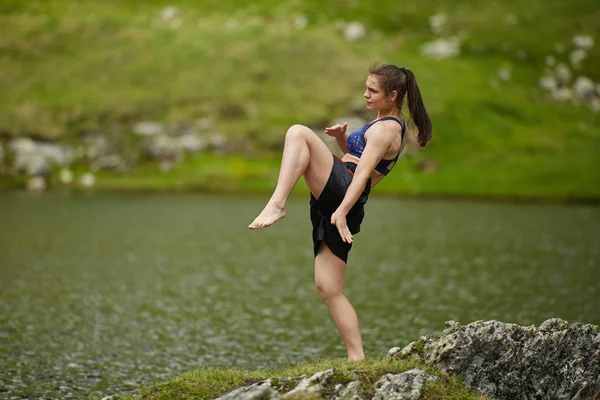 Trening Kickboxer Dziewczyna Przez Jezioro Górach Ciągu Dnia — Zdjęcie stockowe