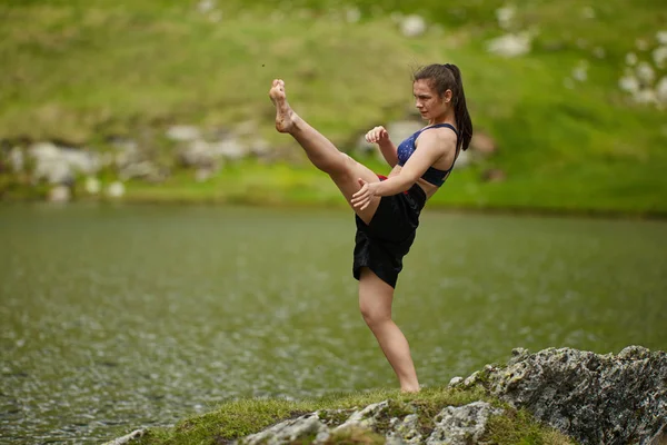 Kickboxer Дівчина Тренування Озері Горах Вдень — стокове фото