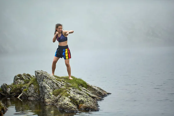 Kickboxer Menina Formação Por Lago Montanhas Durante Dia — Fotografia de Stock